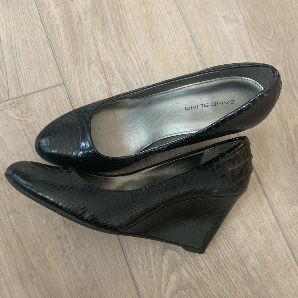 Size 8 black wedges